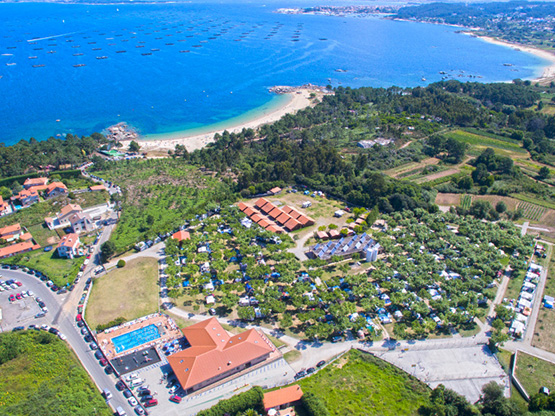 Vista aerea del Camping de O Grove y playa de Area Grande